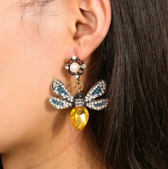 🆕 Gold Rhinestone Butterfly Earrings - Picture 3 of 3